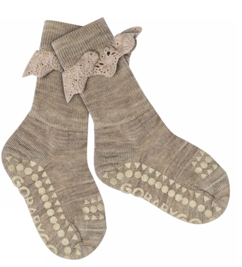 GoBabyGo Merino Wool libisemiskindlad meriinovillased pitsiga sokid Sand